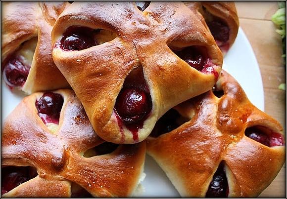 Drożdżówki z wiśniami i kremem czekoladowo-migdałowym