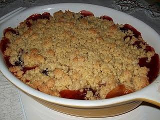 Błyskawiczne crumble z jabłkami i wiśniami pod kruszonką