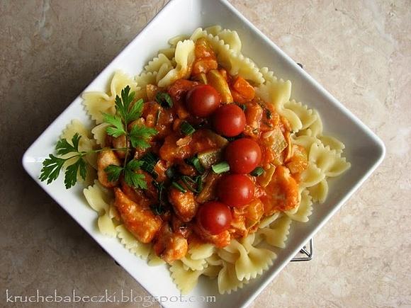 Kurczak z cukinią w pomidorach i makaron Mamma Mia
