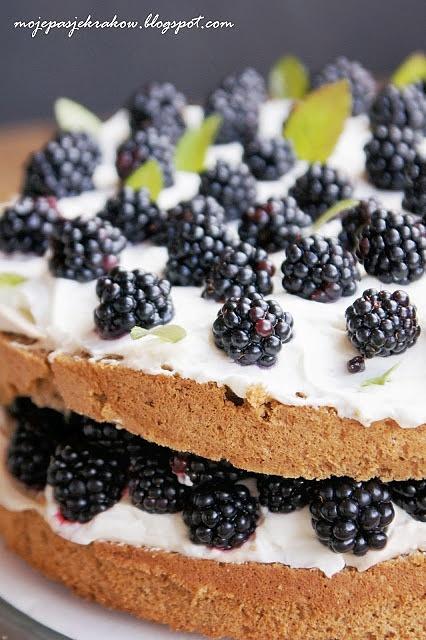 Kawowy puszysty tort z jeżynami, śmietaną cappuccino i miętą