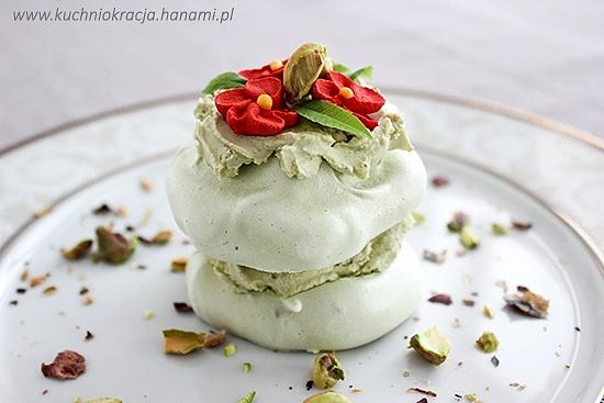 Małe torciki bezowe z kremem z zielonej herbaty matcha