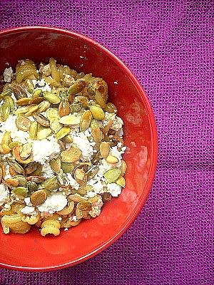 Makaron z twarogiem, cynamonem i pestkami dyni – przepis na smak dzieciństwa
