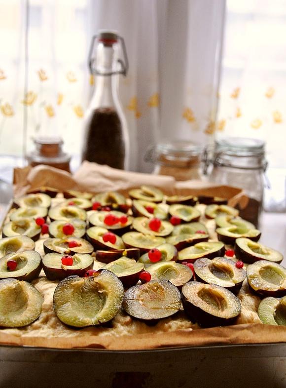 Ponadpokolenowe drożdżowe ciasto podróżne ze śliwkami i porzeczkami