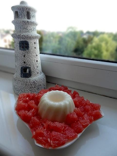 Orzeźwiający pudding z kaszy manny miętowo-kokosowy z grejpfrutem