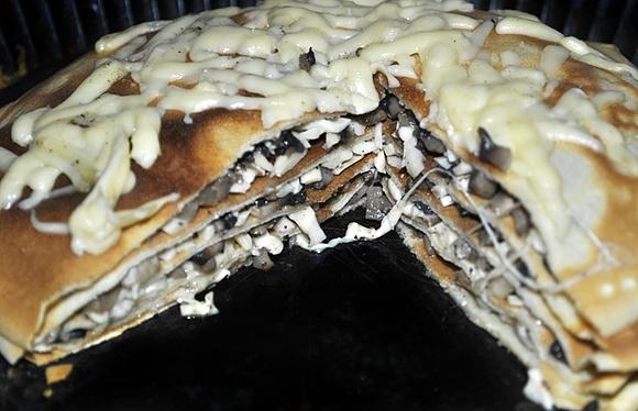 Tort naleśnikowy z pieczarkami i serem żółtym