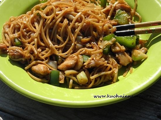 Makaron z kurczakiem w sosie teriyaki