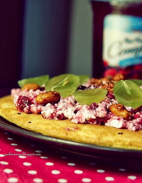 Prosty omlet z mąką kukurydzianą i suszonymi morelami