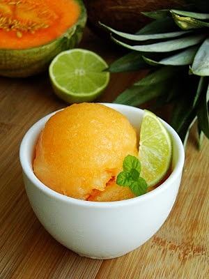 Sorbet tropikalny z ananasem, melonem i brzoskwiniami