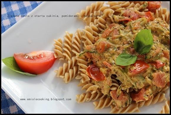 Zielone pesto z cukinią, pomidorami i mascarpone