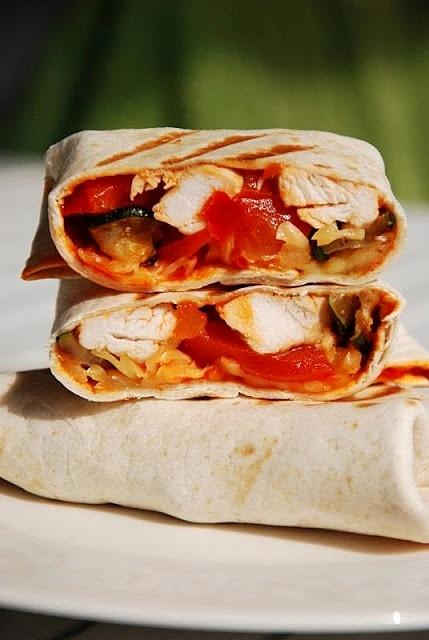 Burrito z kurczakiem, cukinią i papryką