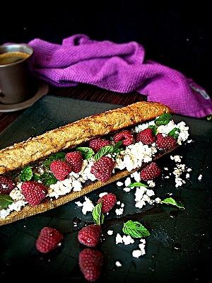 Grillowana bagietka z malinami, twarogiem i sosem balsamicznym