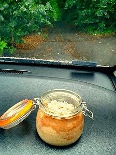 Śniadanie w samochodzie z bananowym kremem, muffin i owocami leśnymi