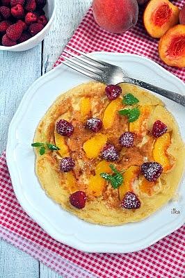 Omlet z brzoskwiniami i malinami na śniadanie