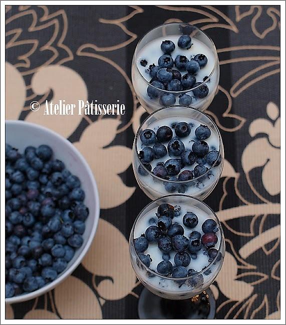 Jogurtowa prawie panna cotta z borówkami