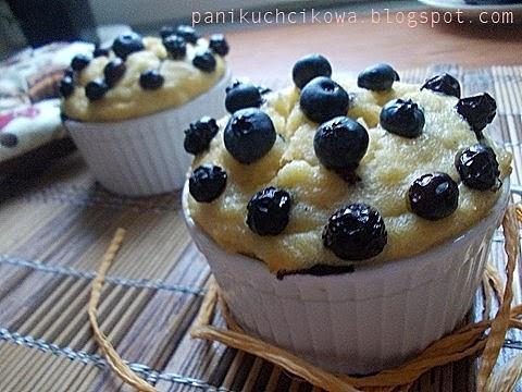 Pieczony pudding z kaszą manną i borówkami