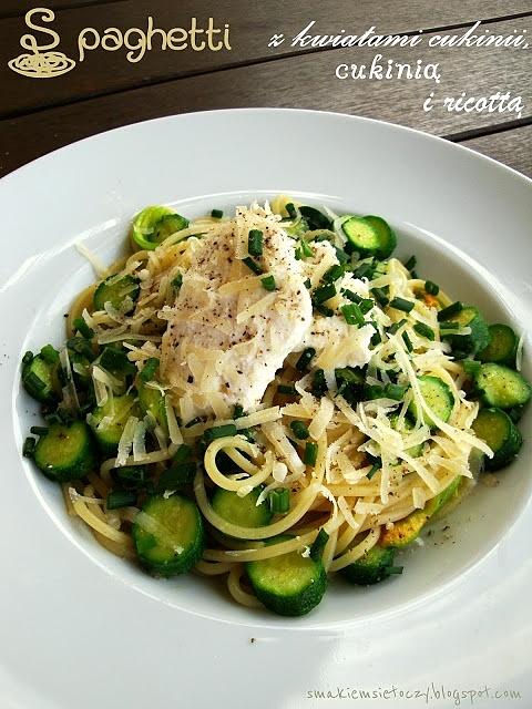 Spaghetti z kwiatami cukinii, cukinią i ricottą