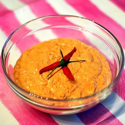 Ostra pasta z pieczonej papryki i sera feta