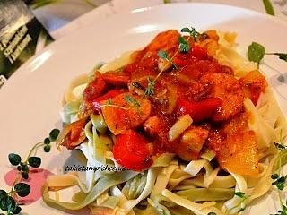 Pikantna potrawka na kolorowym fettuccine