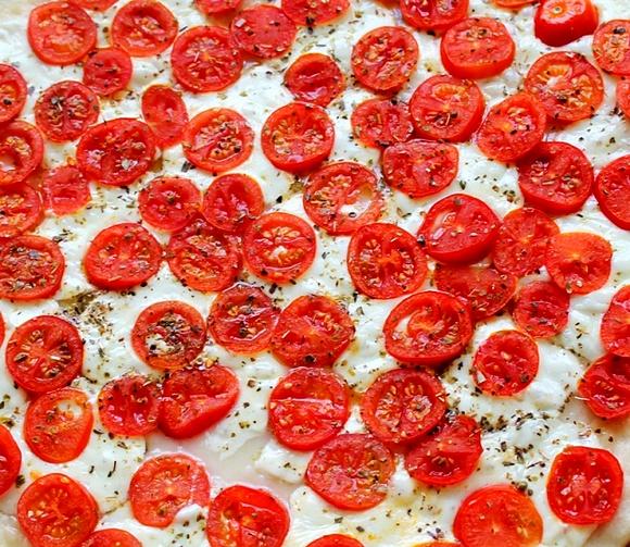 Chrupiąca pizza z pomidorkami cherry