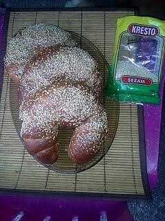 Rogale drożdżowe z sezamem
