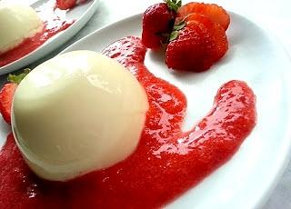 Panna Cotta z musem truskawkowym