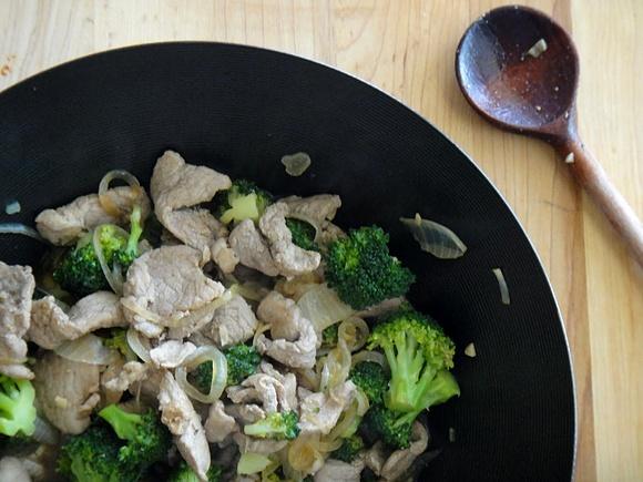 Stir-fry z polędwicą brokułem i imbirem – krok po kroku