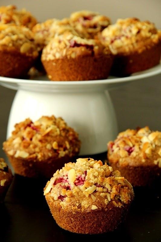 Cynamonowe muffiny z malinami i owsiano-migdałową kruszonką