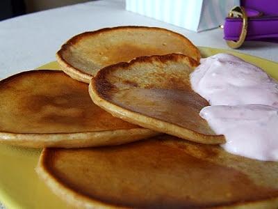 Waniliowe pankakes z owocowym jogurtem