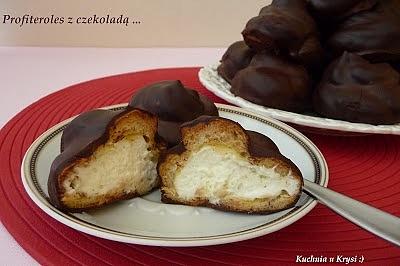 Profiteroles z czekoladą nadziewane bitą śmietaną