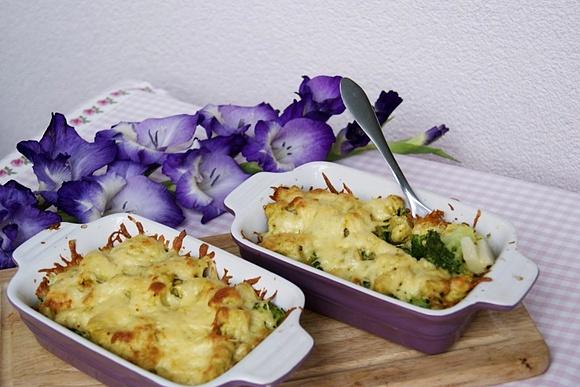 Zapiekanka z kurczakiem curry brokułami i płatkami migdałowymi