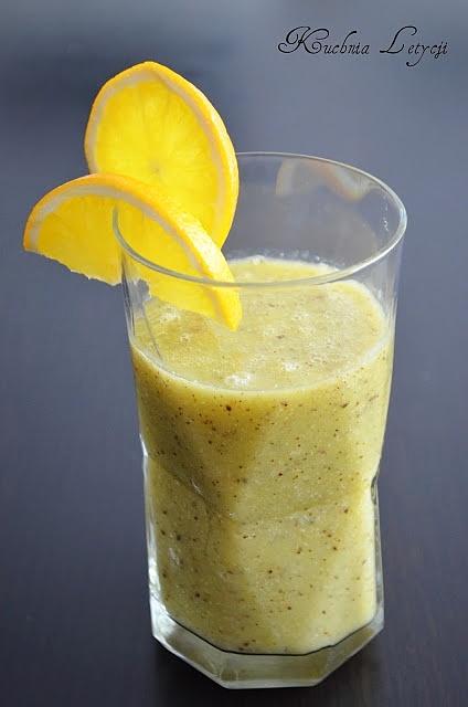 Koktajl z kiwi, pomarańczami i orzechami włoskimi