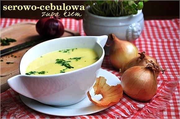Serowo-cebulowa zupa krem z gorącym kubkiem