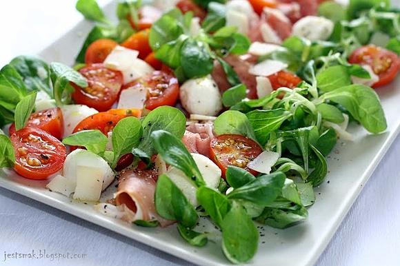 Sałatka włoska z szynką parmeńską i mozzarellą