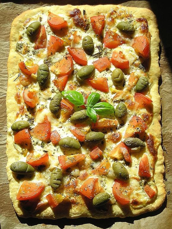 Pizza allo stracchino, oliwki i pomidory
