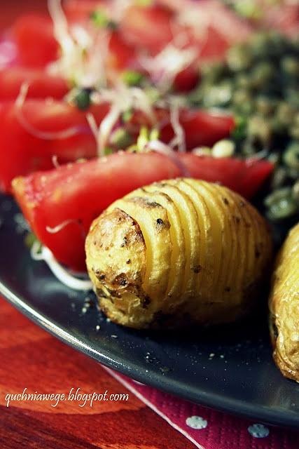 Pieczone ziemniaki hasselback z duszoną soczewicą