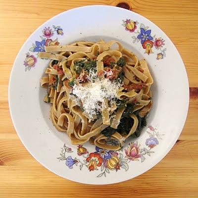 Tagiatelle ze szpinakiem i suszonymi pomidorami