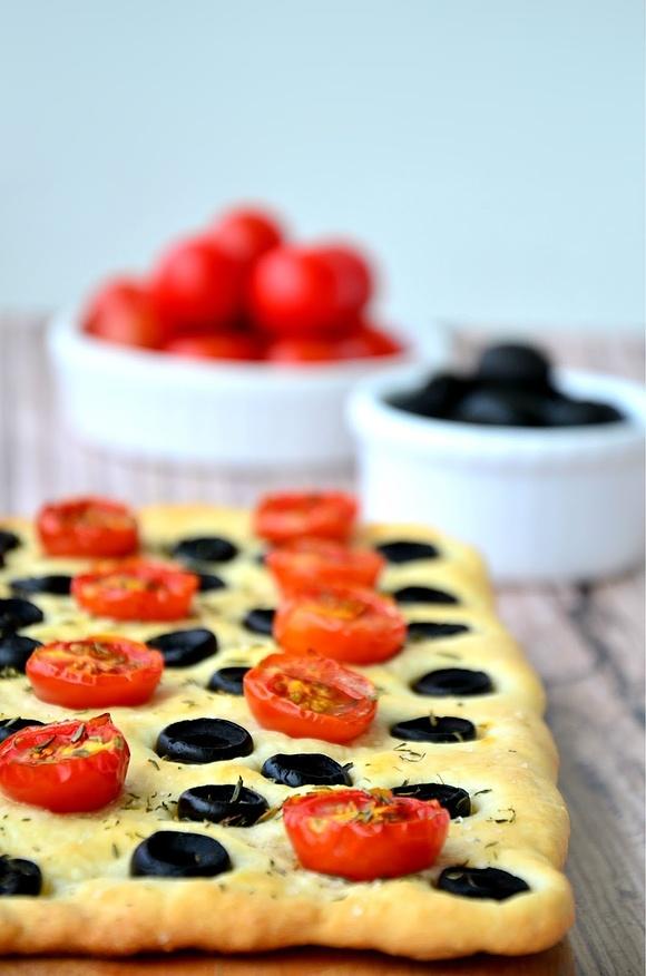 Focaccia z oliwkami i pomidorkami koktajlowymi