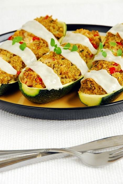 Zapiekane cukinie z quinoa i wędzonym łososiem