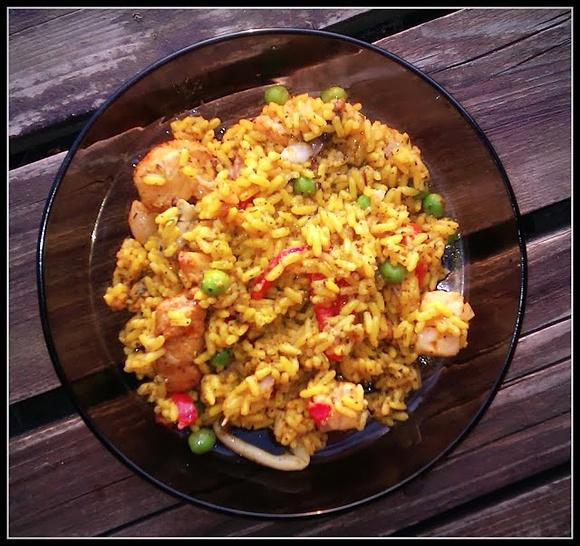 Hiszpańska paella z owocami morza i warzywami