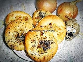 Cebulaki na drożdżach z makiem i śmietaną