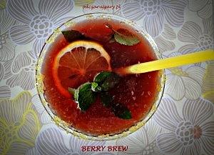 Berry brew kukbuk - przepis na odświeżający koktajl z wódką i czarną porzeczką