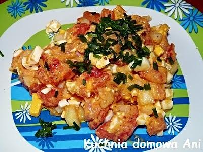 Sałatka z wędzonym łososiem i pomidorami