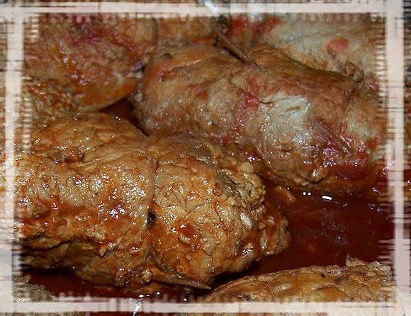 Roladki wieprzowe z farszem paprykowym duszone w pomidorach