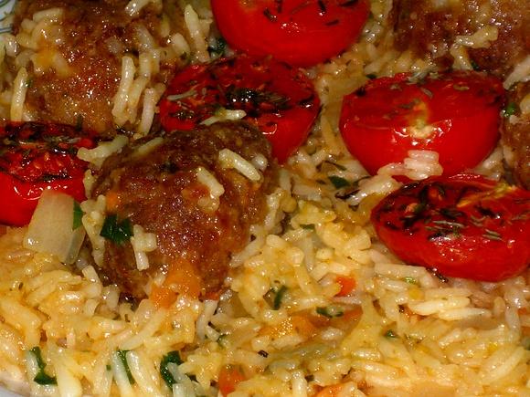 Pilaw z pulpecikami i pieczonymi pomidorkami koktajlowymi