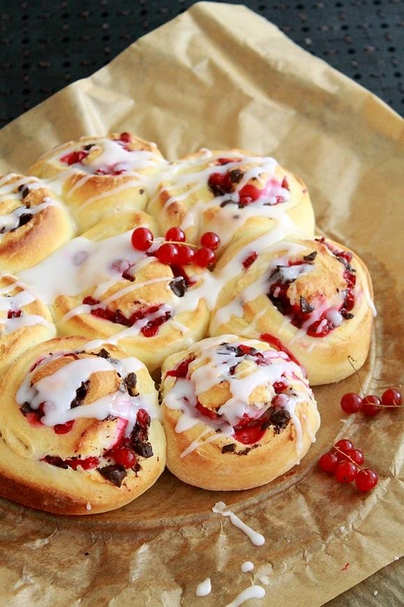 Ślimaczki drożdżowe z porzeczkami czekoladą i lukrem