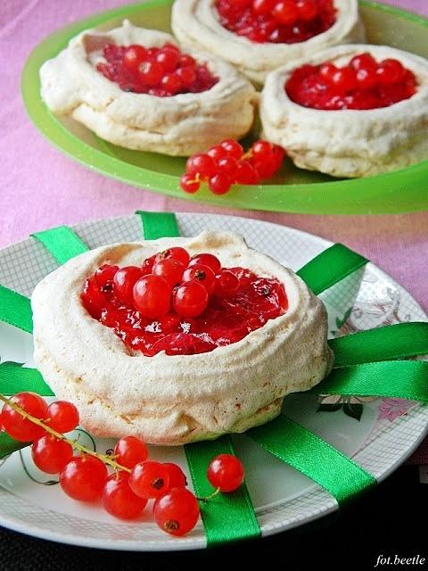 Bezowe gniazdka kokosowe z porzeczkami