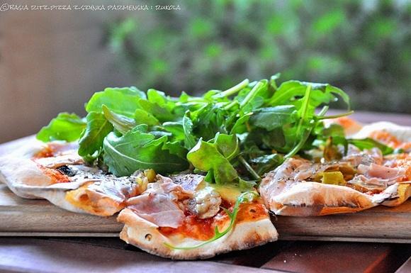 Pizza z szynką parmeńską i rukolą