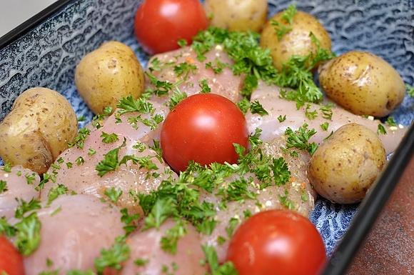 Filet z kurczaka z młodymi ziemniakami i pomidorkami danie jednogarnkowe
