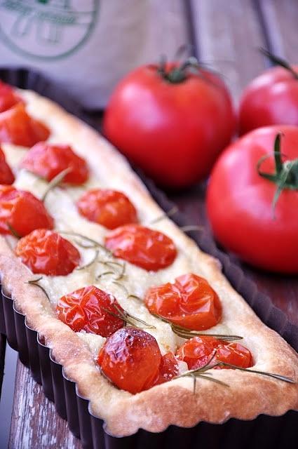 Focaccia z pomidorkami koktajlowymi