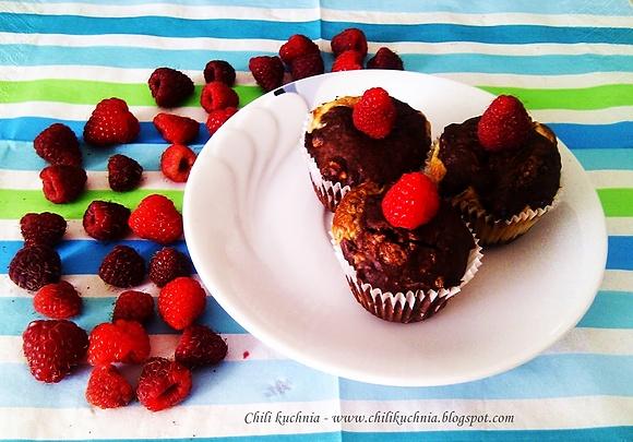 Muffinki czekoladowe z serkiem mascarpone i malinami